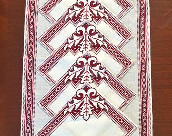Exquisites Vintage Redwork Kreuzstich Leinen-Set - Sechs Servietten und Tischläufer mit Fransen - Nie benutzt, Blattmuster mit Geometrischem Rand