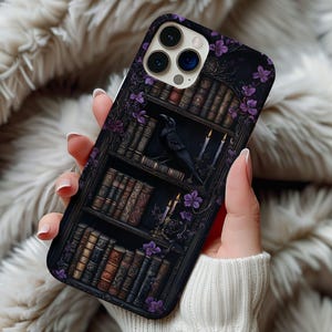 ゴシックブック電話ケース ブラッククロウレイヴンパープルフラワー ヴィンテージダークアカデミアゴス魔女ギフト iPhone 13 14 15 16 ケース 頑丈な電話ケース