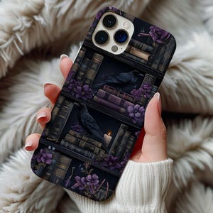 ゴシックブック電話ケース ブラッククロウレイヴンパープルフラワー ヴィンテージダークアカデミアゴス魔女ギフト iPhone 13 14 15 16 ケース 頑丈な電話ケース