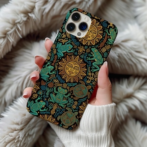 Puede incluir: Un letrero de madera hecho a mano con la palabra "Welcome" escrita a mano. El letrero pintado de blanco tiene un acabado envejecido y un pequeño detalle de corazón. Perfecto para una puerta de entrada o pasillo.