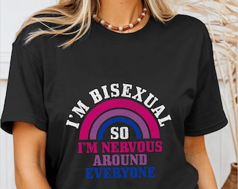 Könnte beinhalten: Schwarzes T-Shirt mit einem Regenbogen-Design in den Farben der bisexuellen Pride-Flagge. Der Text auf dem Shirt lautet "I'M BISEXUAL SO I'M NERVOUS AROUND EVERYONE" in Weiß, Rosa, Lila und Blau.