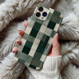 Grüne karierte MagSafe-Handyhülle mit Magnetverschluss für iPhone 14, 15, 16, 17 Pro Max und Galaxy S26. Rustikales Salbeigrün-Patchwork-Karo im gemütlichen Tartan-Web-Look.