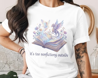 Camiseta Too Nonfictiony Outside, camiseta unisex para lectores de fantasía, camiseta gráfica de hada dragón para amantes de los libros, regalo para ratones de biblioteca, camiseta para lectores introvertidos