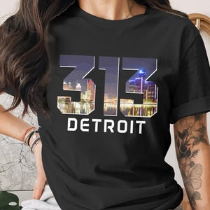 Koszulka Detroit 313 Skyline, Odzież Michigan Cityscape, Koszulka z grafiką Urban Night Lights, Prezent dla miłośnika Detroit, Koszulka z kodem kierunkowym