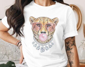Camiseta unisex con estampado de guepardo y gafas de sol. Camiseta con estampado de animales glamuroso. Camiseta divertida con estampado de leopardo chicle. Estilo preppy safari streetwear. Regalo para ella.