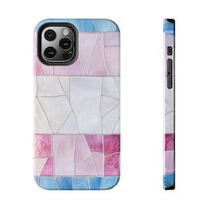 Funda para teléfono con diseño de vitral y bandera transgénero. Estética moderna. Regalo para el mes del orgullo LGBTQ+ por los derechos trans. Compatible con iPhone 13, 14, 15, 16, 17 y 18.