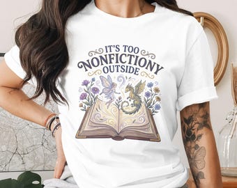 Camiseta unisex con temática literaria, camiseta con el mensaje "Afuera hace demasiado de no ficción", camiseta para amantes de los libros de fantasía, regalo para ratones de biblioteca con temática de hadas y dragones, ropa acogedora para introvertidos.