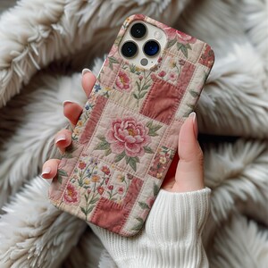 Roze bloemenpioen quilt MagSafe telefoonhoesje met print en magneetsluiting voor iPhone 16 15 14 17 Pro Max Galaxy S26 Vintage patchwork bloemen cottagecore