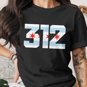 Puede incluir: Un letrero de madera rústica con el texto "Welcome to our home" en letras blancas. El letrero presenta un acabado envejecido y un diseño simple y acogedor, ideal para un porche o entrada.