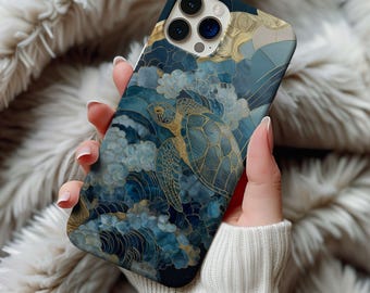 Puede incluir: Una funda de teléfono con un diseño de tortuga marina. La funda tiene un fondo azul oscuro con detalles dorados y azul claro, que representa una tortuga nadando en el océano. El diseño es artístico y detallado.