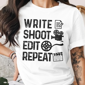 Könnte beinhalten: Weißes T-Shirt mit dem schwarzen Aufdruck "WRITE SHOOT EDIT REPEAT". Das Design beinhaltet Symbole wie Notizblock, Kamera, Filmrolle und Klappe. Ein lässiges T-Shirt für den Alltag.