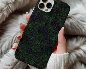 Könnte beinhalten: Dunkelgrüne Handyhülle mit floralem Muster aus lila Disteln und Rosen. Die Hülle hat eine matte Oberfläche und einen Kameraausschnitt. Das Design ist ein sich wiederholendes Muster aus stilisierten Blumen und Blättern.