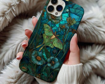 Op de afbeelding: Een teal en groene telefoonhoes met een glas-in-lood ontwerp met een maanmot en bloemen. De hoes heeft een glanzende afwerking en een gedetailleerde illustratie van de mot met zijn gespreide vleugels, omringd door blauwe bloemen en groen gebladerte.