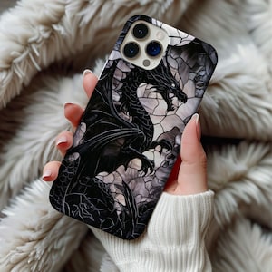 Könnte beinhalten: Schwarze Handyhülle mit einem Drachen und einem Buntglasdesign. Der Drache ist mit detaillierten Flügeln und einem wilden Ausdruck dargestellt. Die Hülle hat eine glänzende Oberfläche und ein schützendes Design.