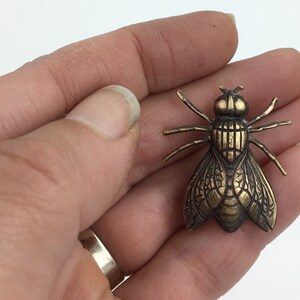 Grote koperen insectenvliegbroche of speld voor je revers, kraag, sjaal of tas: perfect voor je insectensieraden- of speldcollectie