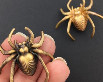 真鍮製のクモのピン、手作りの虫のブローチ、米国製