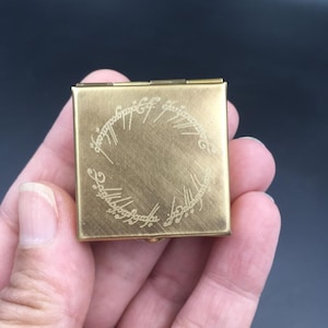 Boîte à pilules ou à bijoux carrée en laiton gravée de 1,5 po. — Idéale pour un sac à main ou une poche !