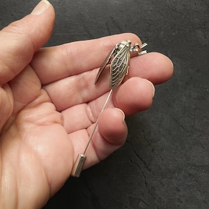 Sterling Silber und Messing Cicada Stick Pin mit vier Gelenkflügeln — Einzigartiges handgefertigtes Geschenk für Insekten- und Naturliebhaber — Käfer Schmuck