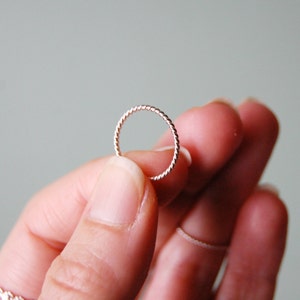 Sterlingzilveren stapelring, zilveren knokkelring, ring gedraaid touw, zilveren midi-ring, zilveren stapelbare ring, geheugenring, sierlijke ring