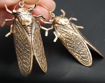 Zikaden Ohrringe mit vergoldeten Ohrhaken und Zikaden Anhängern aus Messing -- Perfekt für Brood X! Helles Gold oder Antik-Finish verfügbar