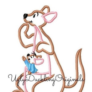 Puede incluir: Diseño bordado de un canguro marrón con detalles rosas que sostiene un pequeño joey marrón en su bolsa. El texto "Ugly Duckling Originals" está debajo del canguro.
