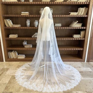 Romantic Lace Edged Bridal Veil. Classic Mantilla Veil. Ivory/White/Beige Tulle Wedding Veil. Singer Tier Lace Church Veil with Comb.