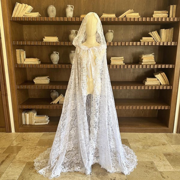 White Floral Lace Hooded Wedding Cape. Vintage Capulet Bridal Cloak. Gothic Lace Cape with Hood. Handmade Lace Flower Cape Veil. Event Cape.