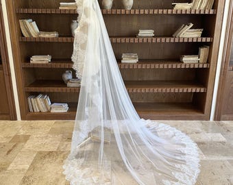 Vintage Lace Mantilla Veil with Comb. Gorgeous Lace Trim Wedding Veil. Elegant One Piece Round Bridal Veil. Retro Flowery Lace Design.
