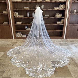 Romantic Floral Lace Veil with 3D Petals. Handmade Lace Flower Scalloped Wedding Veil. Single Layer Chic Bridal Veil with Lace Applique.