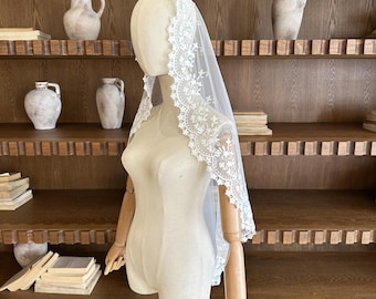 Handgemaakte delicate mantillasluier met bloemenkant. Bruidssluier op vingertoplengte met clips. Boho bloemenrand zachte tule sluier.