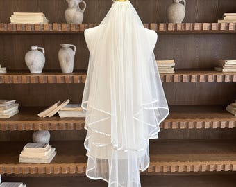 Elegante dubbellaagse trapsgewijze bruidssluier. Minimalistische zachte tule sluier met satijnen rand. Vingertop bruidssluier. Op maat gemaakte handgemaakte blushersluier.