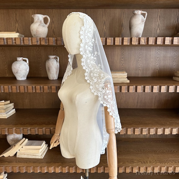 Handmade Delicate Flower Lace Mantilla Veil. Fingertip Length Wedding Veil with Clips. Boho Floral Edge Soft Tulle Veil.