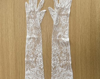Vintage Chantilly Lace Bridal Full-Finger Gloves. Elegant Wedding Gloves for Bride. Handmade Lace Wedding Accessories.