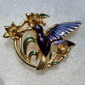 JJ (Jonette Jewelry) 1980s purple and gold-tone hummingbird with daffodils brooch