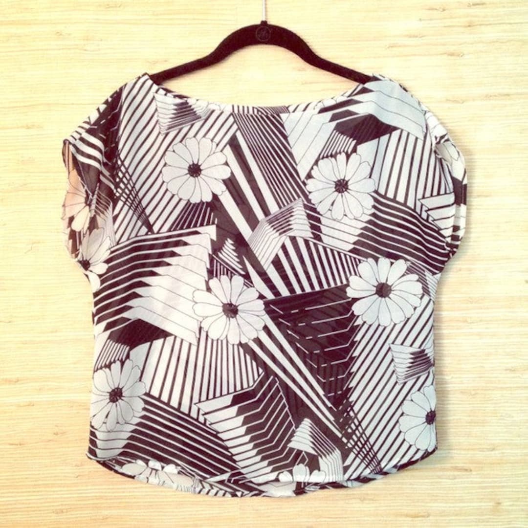 【美品】VINTAGE ILLUSTRATION PRINT SHEER TOP Vintage Sheer Graphic Black & White Cap Sleeve Top / Blouse