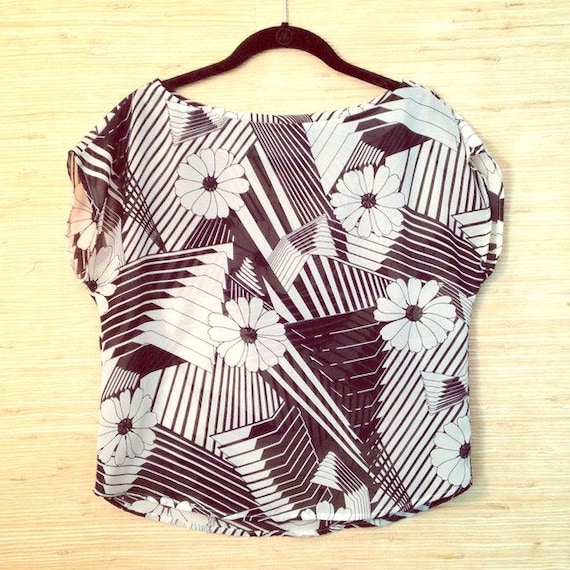 Vintage Sheer Graphic Black & White Cap Sleeve To… - image 1