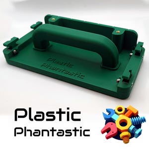 Może przedstawiać: Zielone plastikowe narzędzie z uchwytem i wytłoczonym napisem "Plastic Phantastic" na powierzchni.