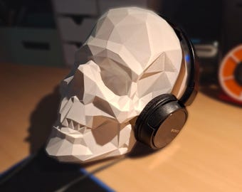 Soporte para auriculares o gorra con diseño de calavera de baja poli de SKULLENTON para tu escritorio o estante.
