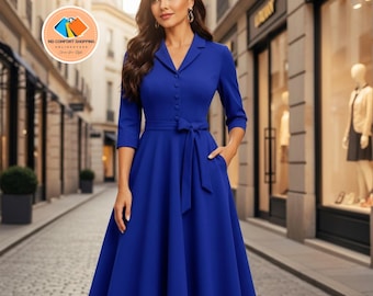 Könnte beinhalten: Ein königsblaues Midikleid mit Kragen, durchgehender Knopfleiste, Dreiviertelärmeln und einer Taillenschleife. Das Kleid verfügt über seitliche Eingrifftaschen und einen ausgestellten Rock. Ein kreisförmiges Logo zeigt MD COMFORT SHOPPING.