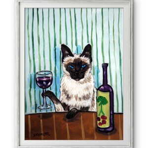 以下が含まれることがあります： 明るい青い目をしたシャム猫がテーブルに座っている額入り絵画。猫は片方の前足で赤ワインのグラスを持ち、その横には緑の木と赤い果実のグラフィックが描かれた紫色のボトルが置かれている。背景は緑色の縦縞模様。