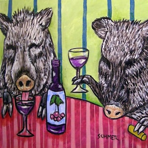 Puede incluir: Dos jabalíes de dibujos animados, uno con una copa de vino en la mano y el otro con una copa de vino delante, están sentados en una mesa a rayas rojas y blancas. Una botella de vino con una vid y cerezas en la etiqueta está sobre la mesa. El fondo es una pared a rayas verdes y azules.