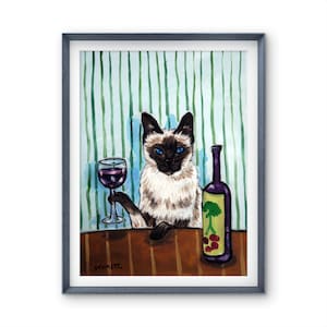 以下が含まれることがあります： 青い目をしたシャム猫が茶色のテーブルに座っている額入り絵画。猫は赤ワインのグラスを持ち、その横には緑の木と赤い果実のラベルが貼られたボトルがある。背景は水色の壁に緑色の縦縞模様が描かれている。