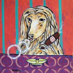 Puede incluir: Una pintura de un perro afgano con pelo largo y fluido, sentado en una mesa con un cigarro encendido en la boca y un cenicero blanco. El perro lleva un collar rojo y tiene una expresión seria en su rostro. El fondo es una pared a rayas rojas y verdes.
