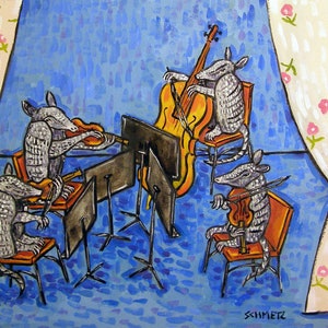 Può includere: Un dipinto di quattro armadilli che suonano strumenti ad arco su un palco. Gli armadilli indossano gusci grigi e bianchi e sono seduti su sedie arancioni. L'armadillo a sinistra suona il violino, l'armadillo al centro suona il violoncello e l'armadillo a destra suona il violino. Lo sfondo è una parete blu con tende bianche su entrambi i lati.