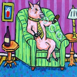 Puede incluir: Pintura caprichosa de un cerdo en un sillón verde, con corbata y botella. El cerdo está rodeado de burbujas, con una mesa auxiliar con una botella de vino. También se ve un cuadro enmarcado y una lámpara.