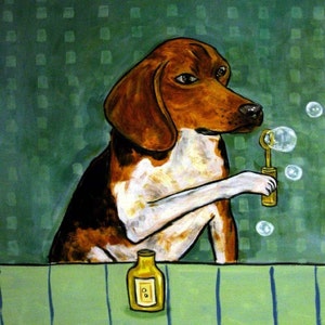 Pode incluir: Uma pintura fantasiosa de um cão beagle soprando bolhas. O cão, com pelo marrom e branco, segura uma varinha de bolhas. Uma garrafa amarela está na frente do cão. O fundo é verde com um padrão quadrado.