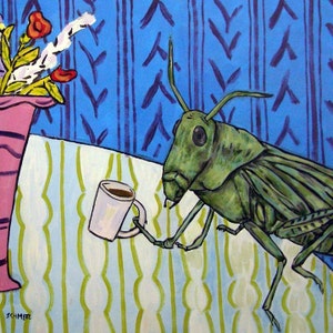 Pode incluir: Um gafanhoto verde está sentado à mesa com uma xícara de café. A mesa tem uma toalha de mesa listrada branca e verde. O gafanhoto está segurando a xícara com suas patas dianteiras. Há um vaso de flores no fundo.
