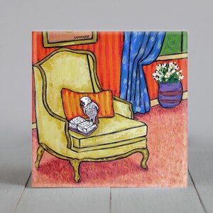 Puede incluir: Una pintura de un sillón amarillo con un loro gris posado en el reposabrazos. El loro sostiene un libro en sus patas. El sillón está en una habitación con paredes rojas y naranjas, una cortina azul y una planta en maceta con flores blancas.