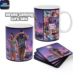 Op de afbeelding: Een gaming cadeau-set bestaande uit twee witte keramische mokken en een stapel van vier vierkante onderzetters. De items tonen Grand Theft Auto VI-illustraties met personages, palmbomen en voertuigen in een paars en oranje kleurenpalet.