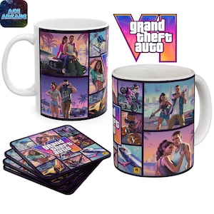 Pode incluir: Duas canecas de cerâmica branca e uma pilha de porta-copos quadrados com uma colagem colorida de arte do jogo Grand Theft Auto VI. Os gráficos exibem personagens, veículos e cenas de pôr do sol tropical com o logotipo.